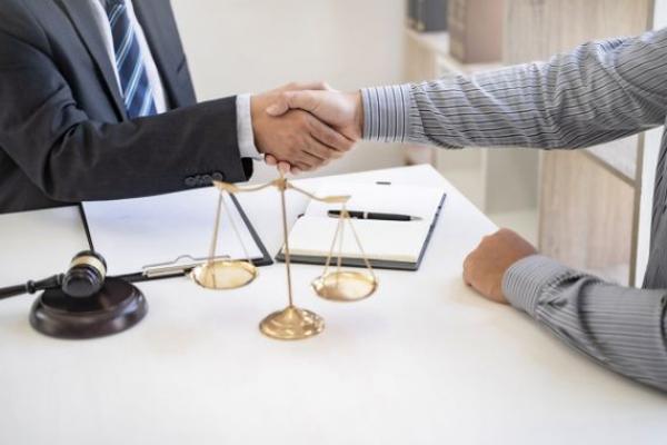 Image représentant une poignée de main de réconciliation