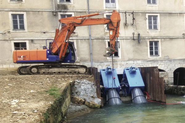 Photo de la pose d'une double turbine hydro électrique