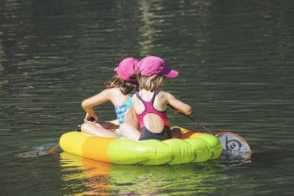 Photo de deux enfants se baignant